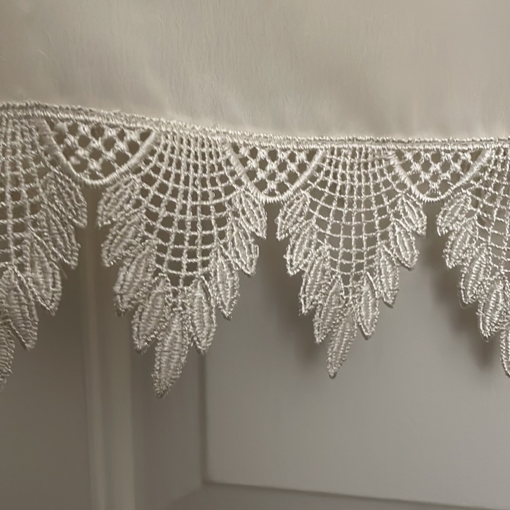 BCBGeneration Cropped Top - Picture 2 of 3